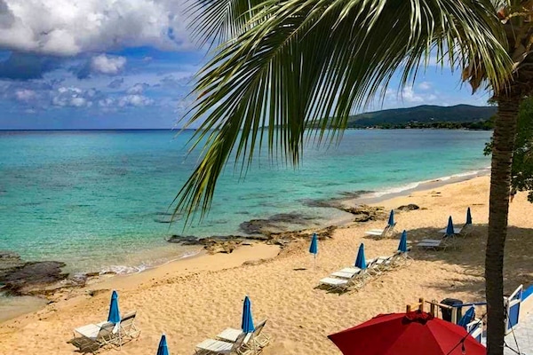 En la playa, camastros, sombrillas y toallas de playa