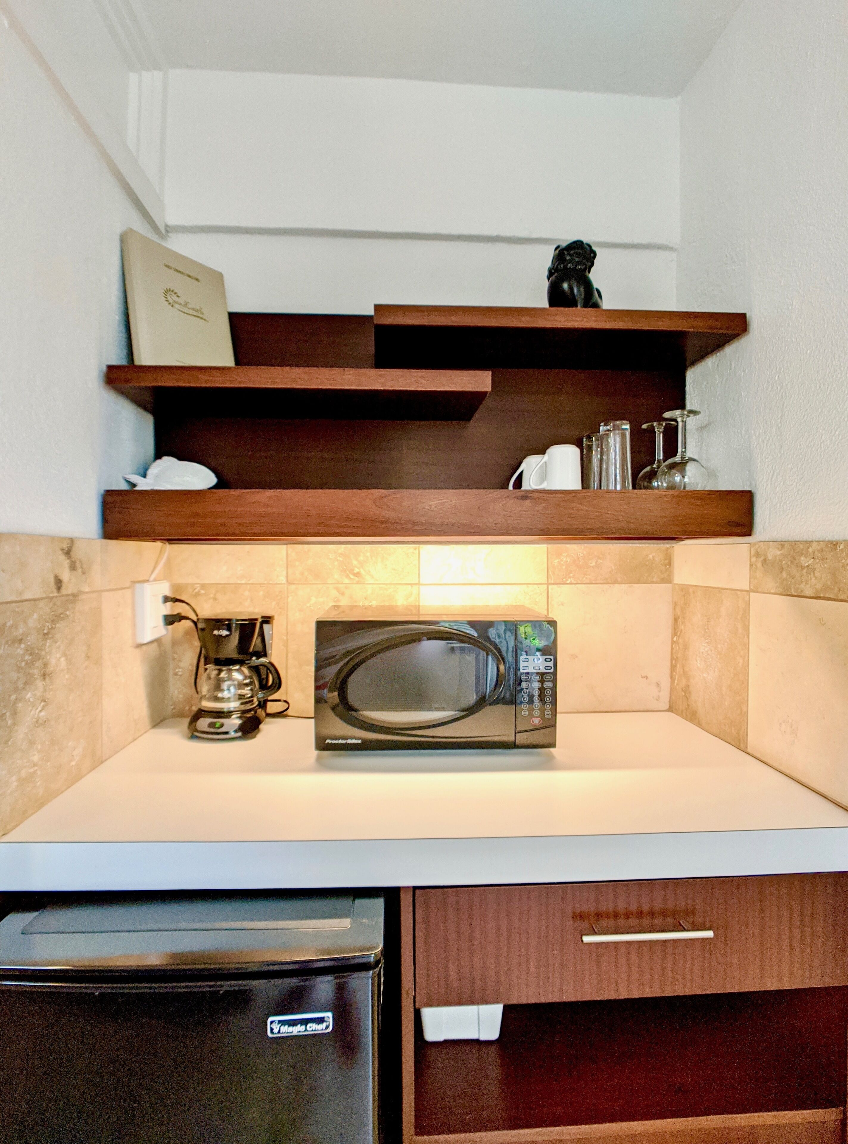 studio, 1 king bed, patio | private kitchenette | microwave, coffee/tea maker