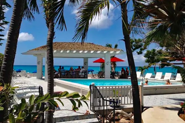 2 piscinas al aire libre, sillones reclinables de piscina