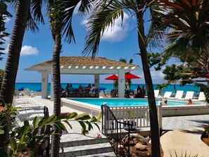 2 utendørsbassenger og solsenger