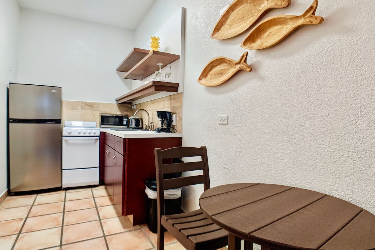 studio, 1 king bed, kitchen, garden view | private kitchen | microwave, coffee/tea maker