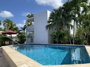 2 utendørsbassenger og solsenger