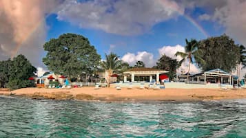 På stranden, solstolar, parasoller och strandhanddukar