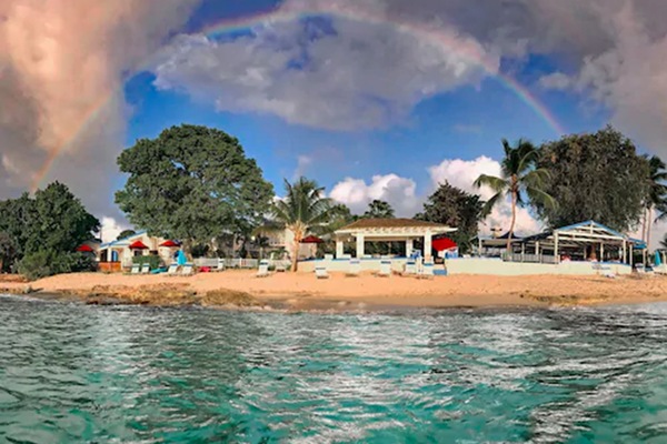 Sur la plage, chaise longue, parasol, serviettes de plage