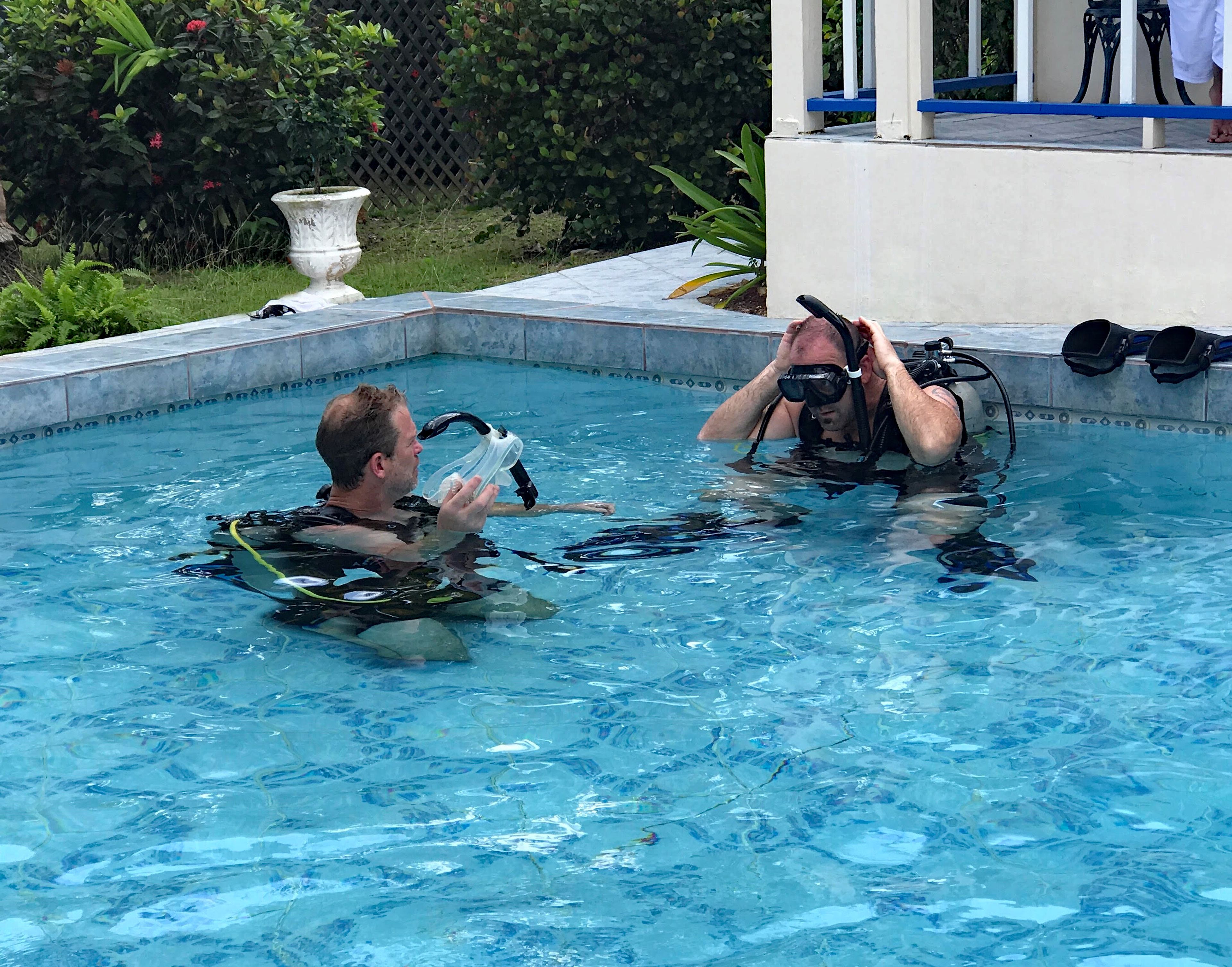 Dues persones en una piscina, una tenint una càmera.