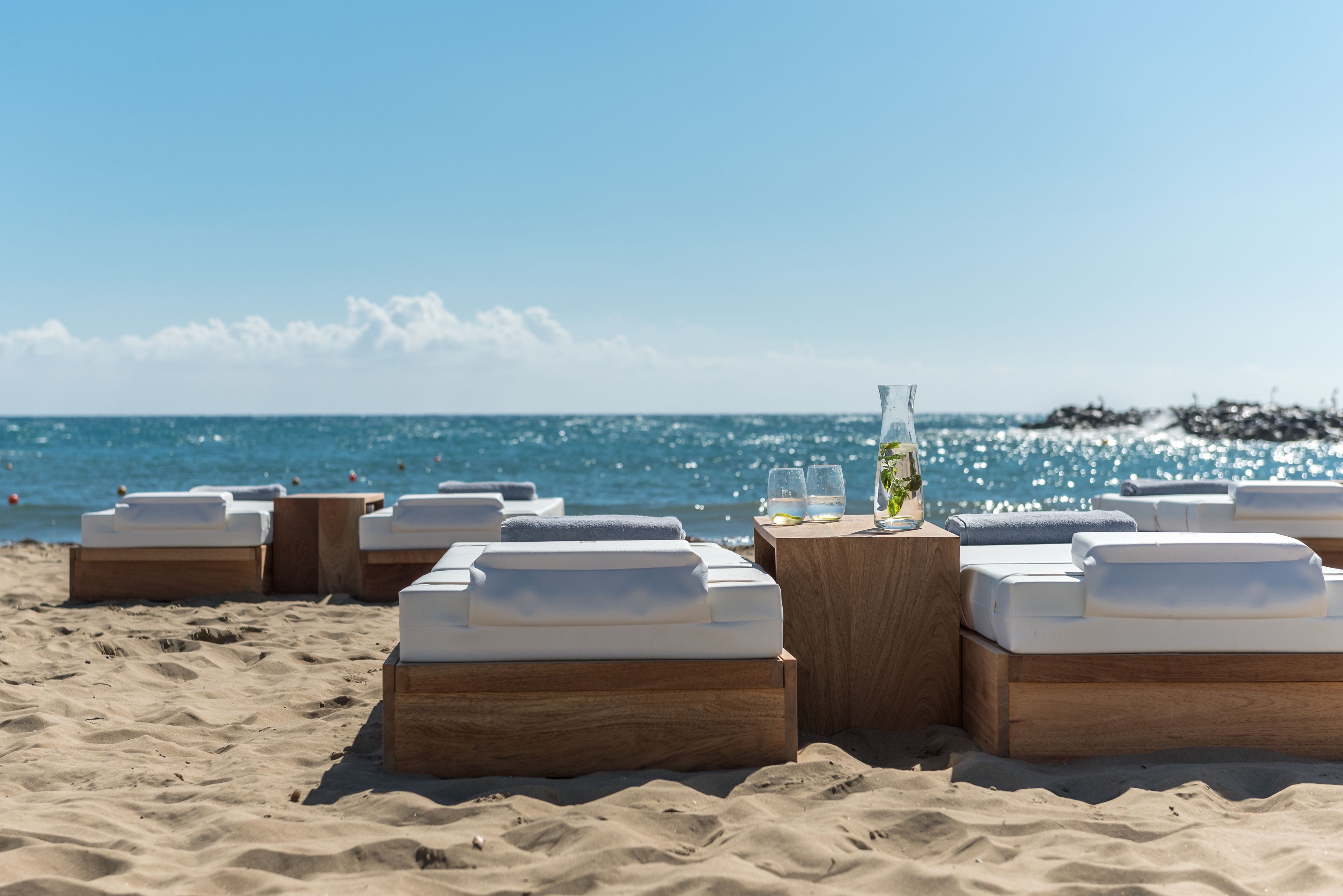 Plage privée, cabines (en supplément), chaises longues, parasols