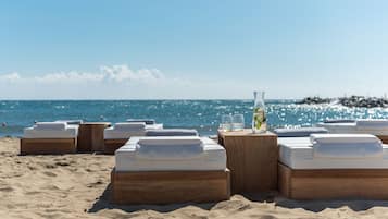 Plage privée, cabines (en supplément), chaises longues, parasols
