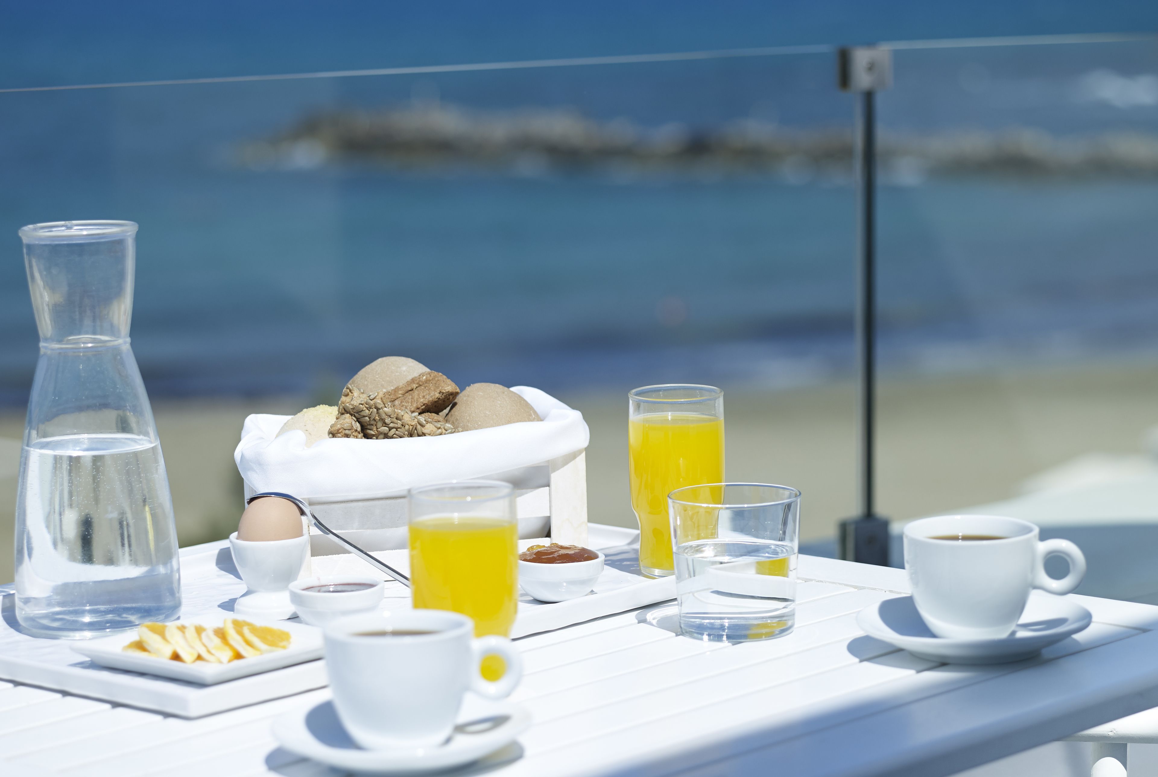 Une table de petit-déjeuner offrant une vue dégagée sur la mer en arrière-plan.