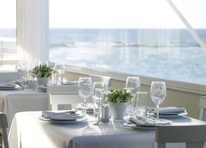 3 restaurants; breakfast, lunch, and dinner served