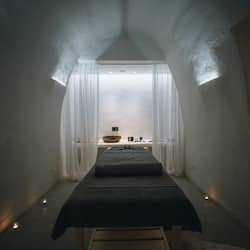 Salas de tratamiento para parejas, un sauna, una bañera de hidromasaje
