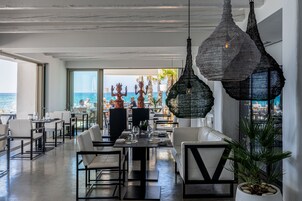 3 restaurants servant le déjeuner, le dßner et le souper