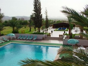 Una piscina al aire libre, sombrillas