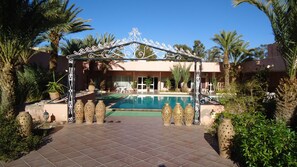 Una piscina al aire libre, sombrillas