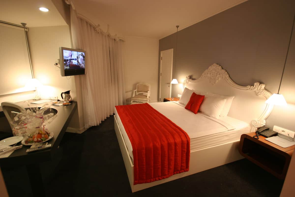 Kamar Deluks, 1 Tempat Tidur Double | 1 kamar tidur, minibar, brankas, dan meja kerja