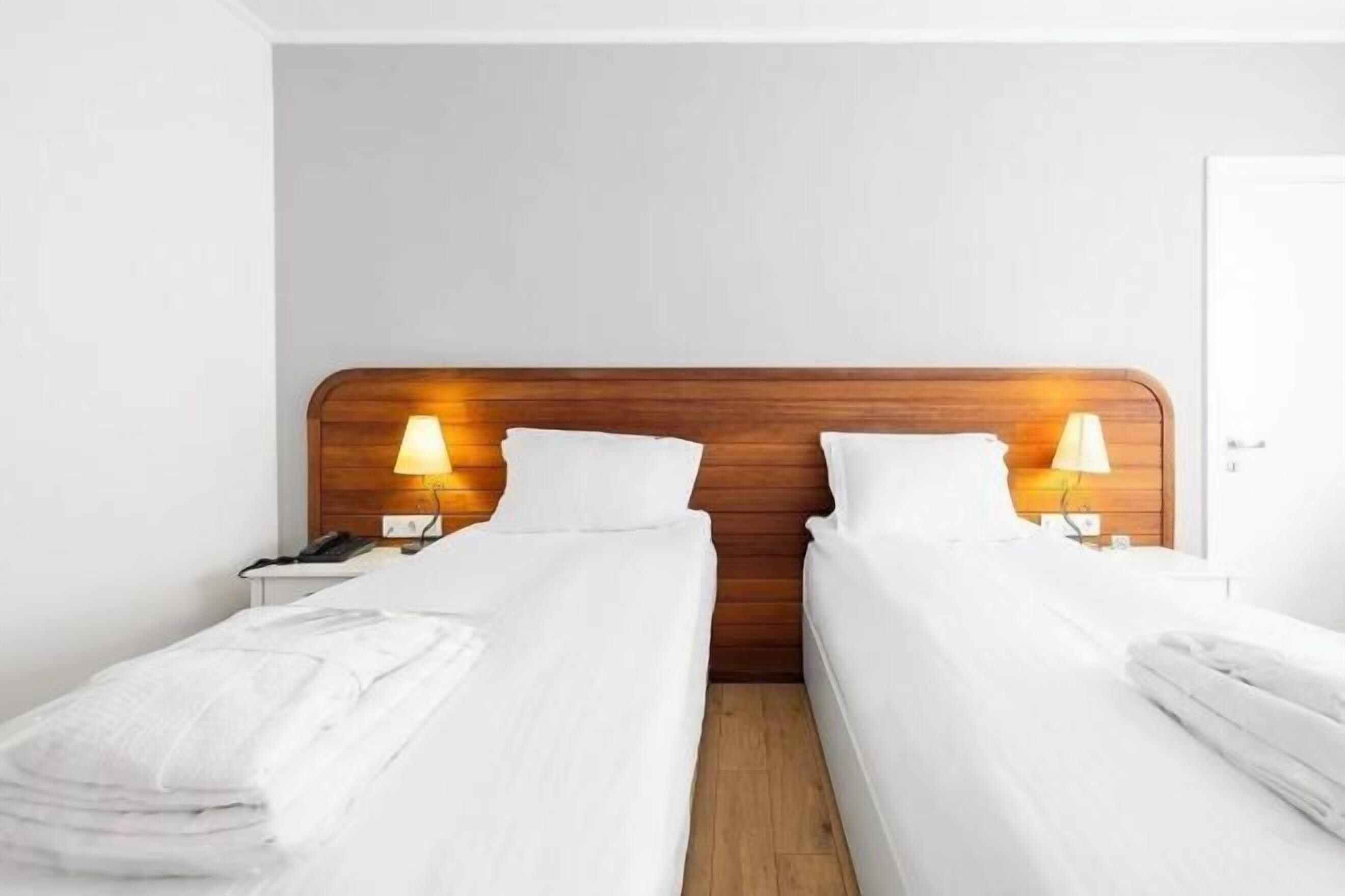 Minibar, caja de seguridad en la habitación y escritorio 