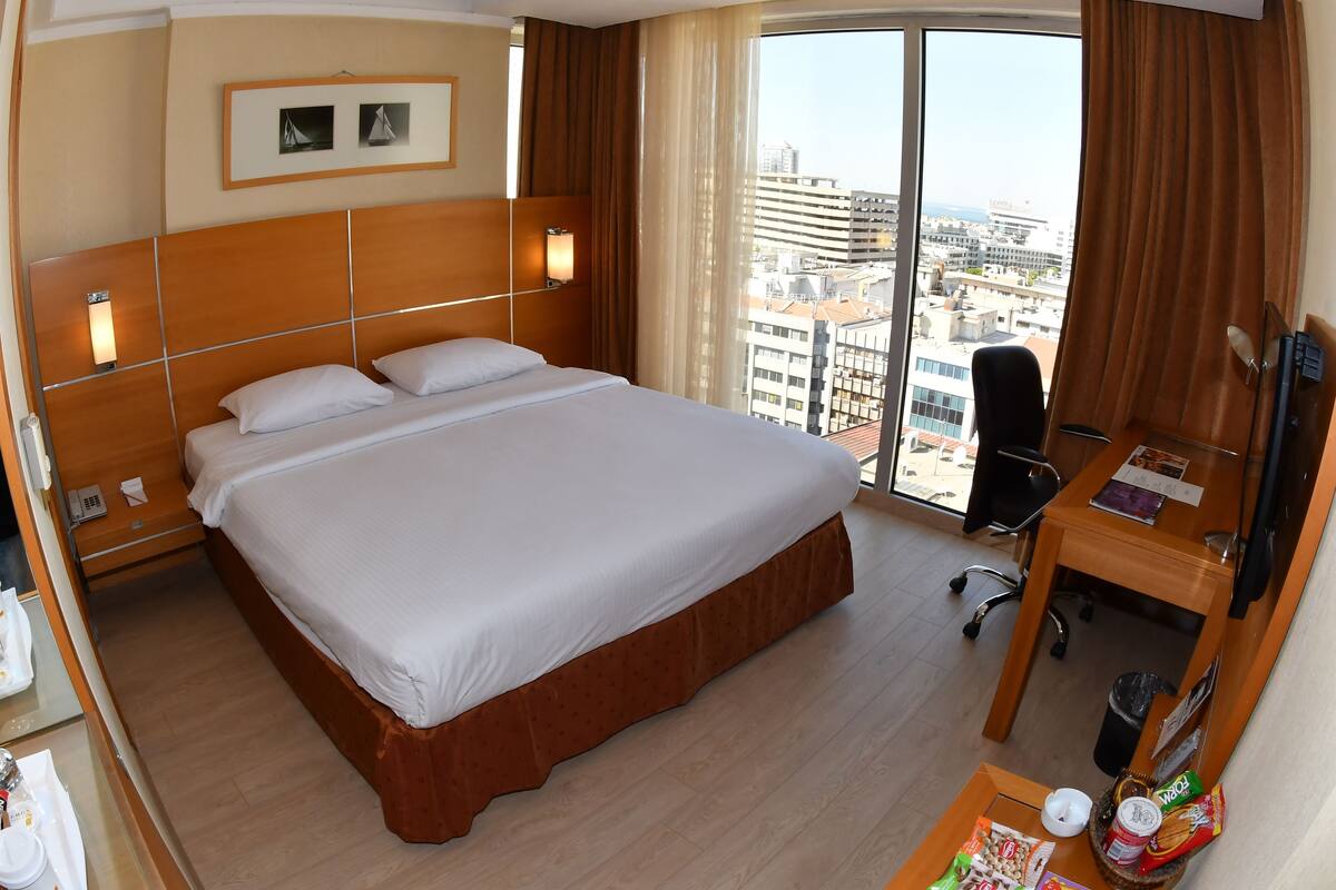 Minibar, coffres-forts dans les chambres, bureau