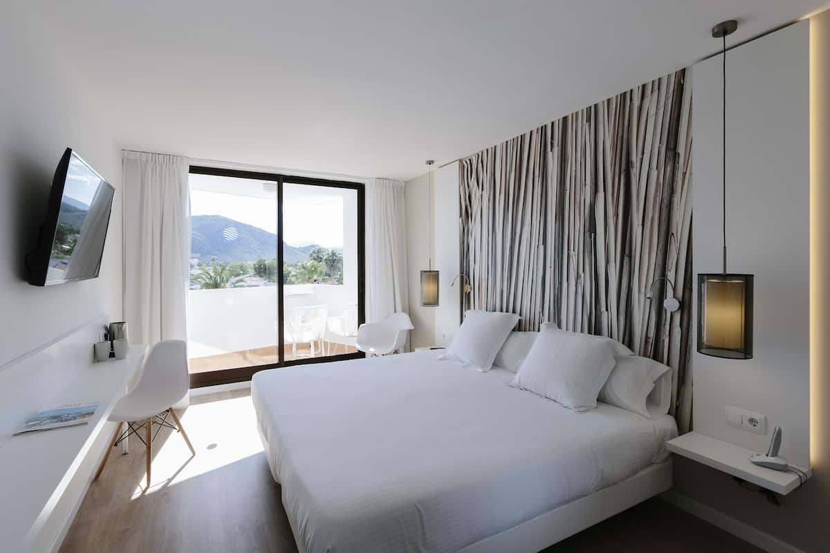 Premium bedding, memory foam beds, minibar, in-room safe