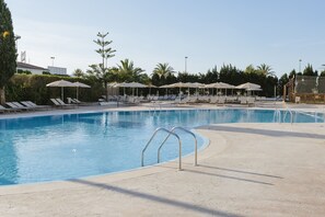 Seasonal outdoor pool, pool umbrellas, pool loungers - Hotel Bordoy Alcudia Bay - Adults Only (AlcĂșdia)