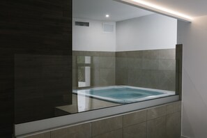 Indoor spa tub