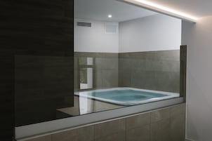 Indoor spa tub