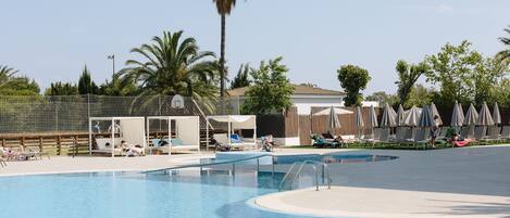 Piscine extérieure (ouverte en saison), parasols de plage