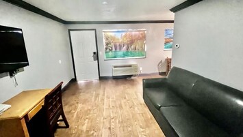 Escritorio, cortinas blackout y tabla de planchar con plancha 