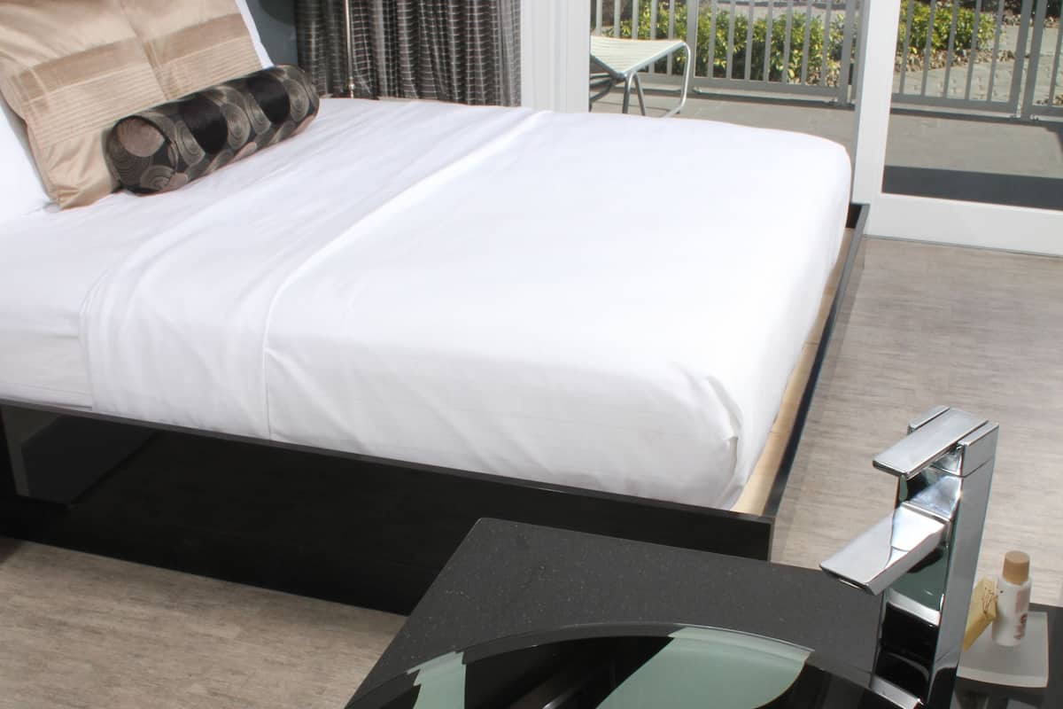 Luxe beddengoed, pillowtop-bedden, een bureau, een laptopwerkplek