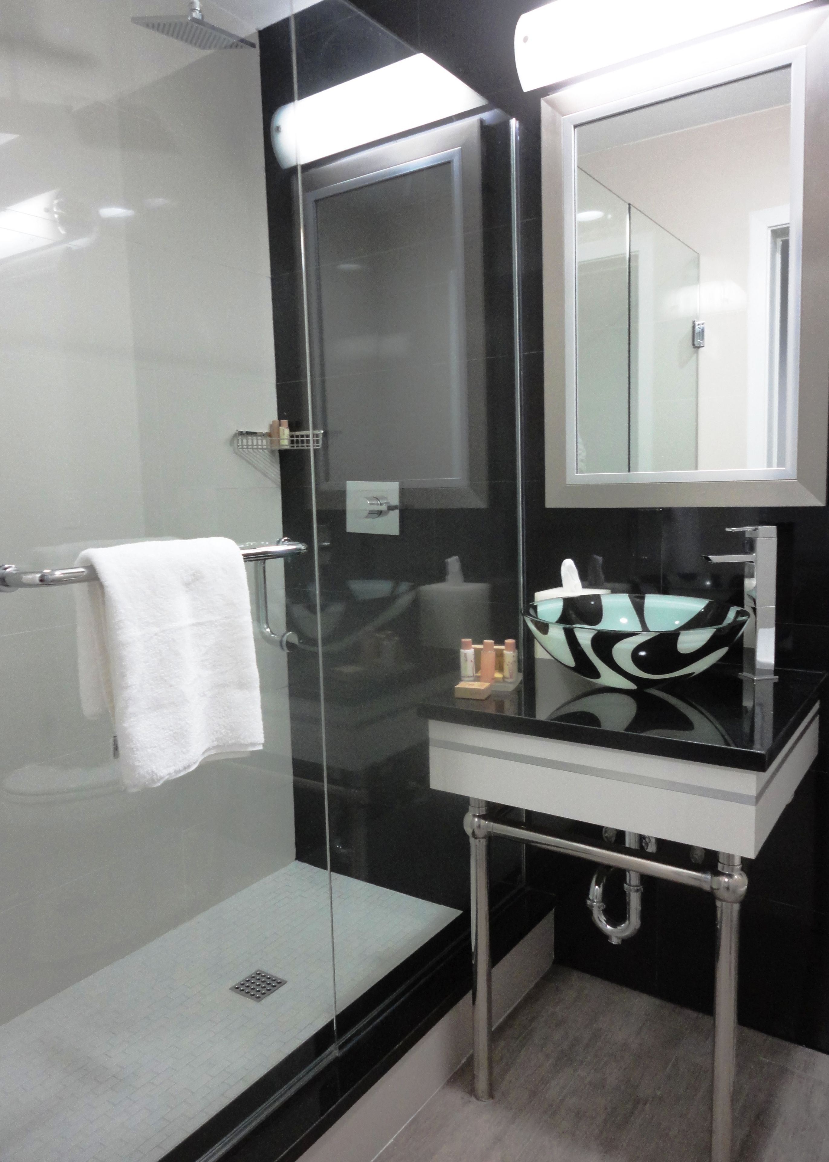 Combined shower/bathtub, hair dryer, towels