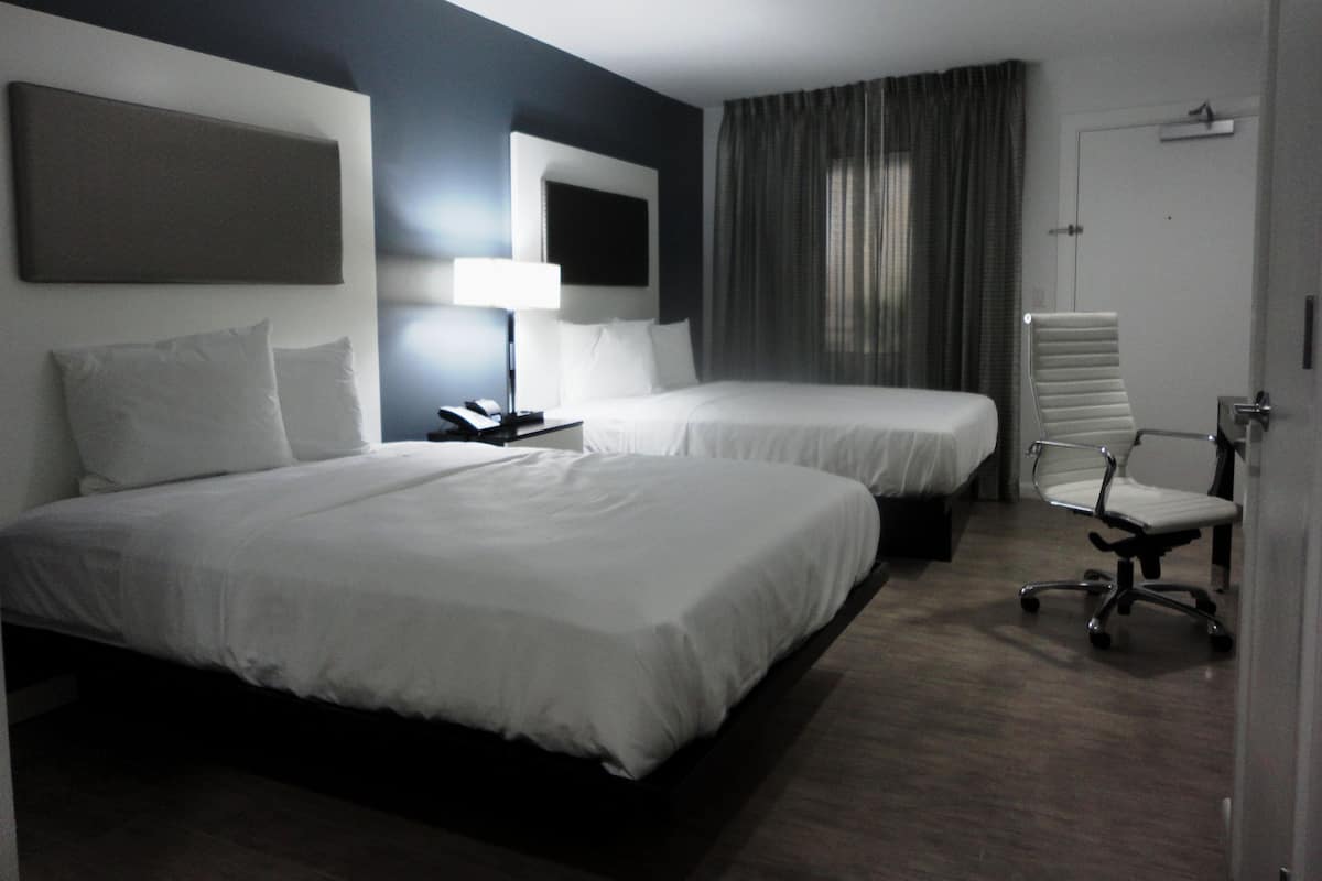 Luxe beddengoed, pillowtop-bedden, een bureau, een laptopwerkplek