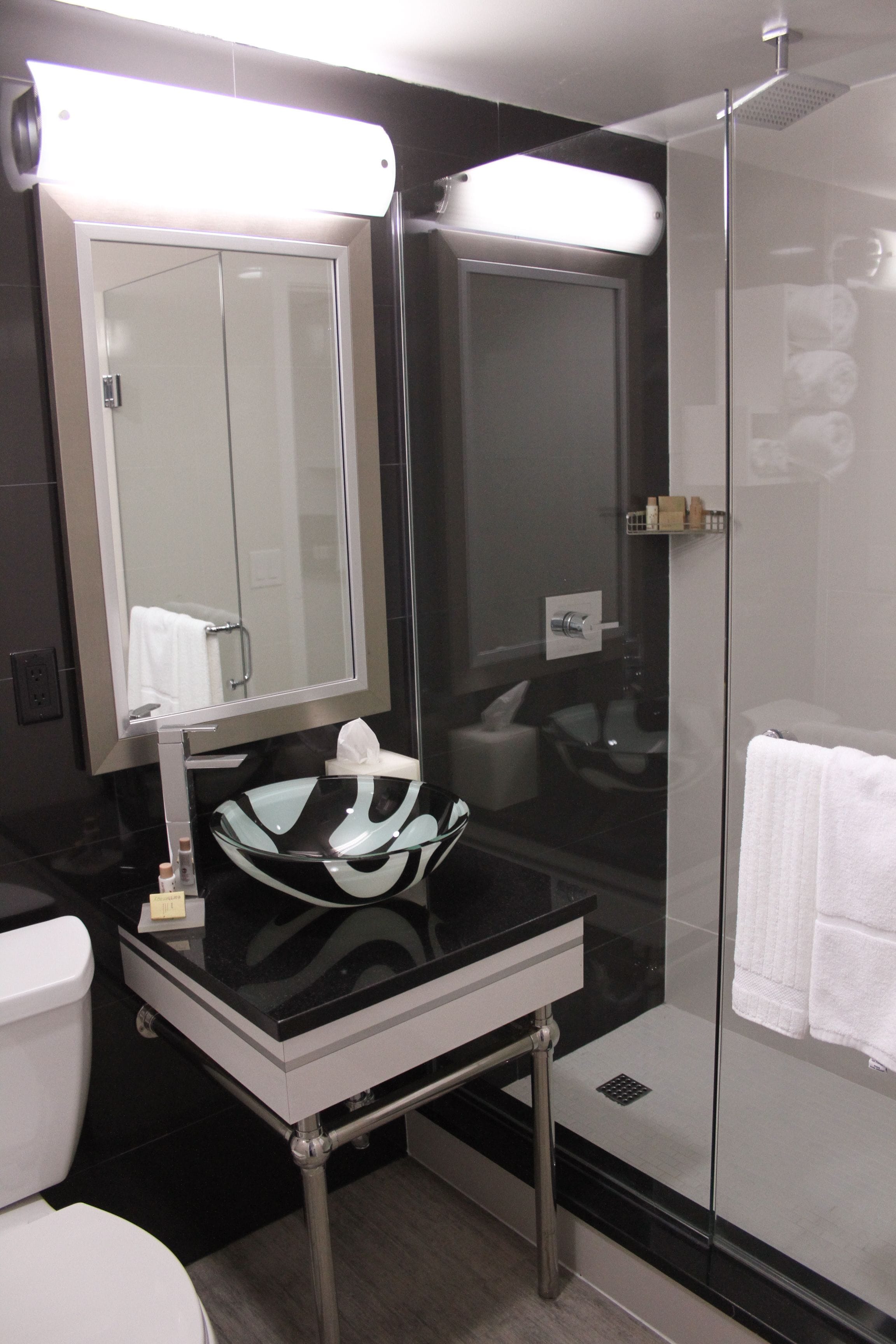 Combined shower/bathtub, hair dryer, towels