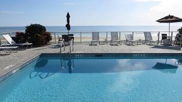 Una piscina al aire libre (de 07:00 a 21:00), sombrillas