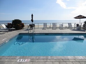 Outdoor pool, open 7:00 AM to 9:00 PM, pool umbrellas - Lotus Boutique Inn & Suites (Ormond Beach)