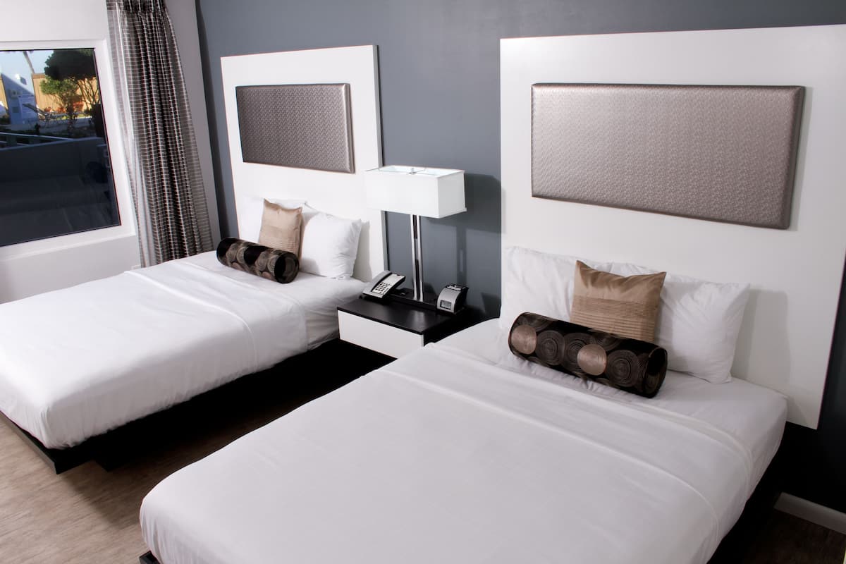 Luxe beddengoed, pillowtop-bedden, een bureau, een laptopwerkplek