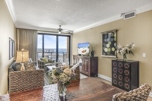 Condo Cao cấp, 2 phòng ngủ, bếp, quang cảnh hồ bơi | Khu phòng khách | TV màn hình phẳng 48-inch có truyền hình cáp, TV, đầu đĩa DVD 