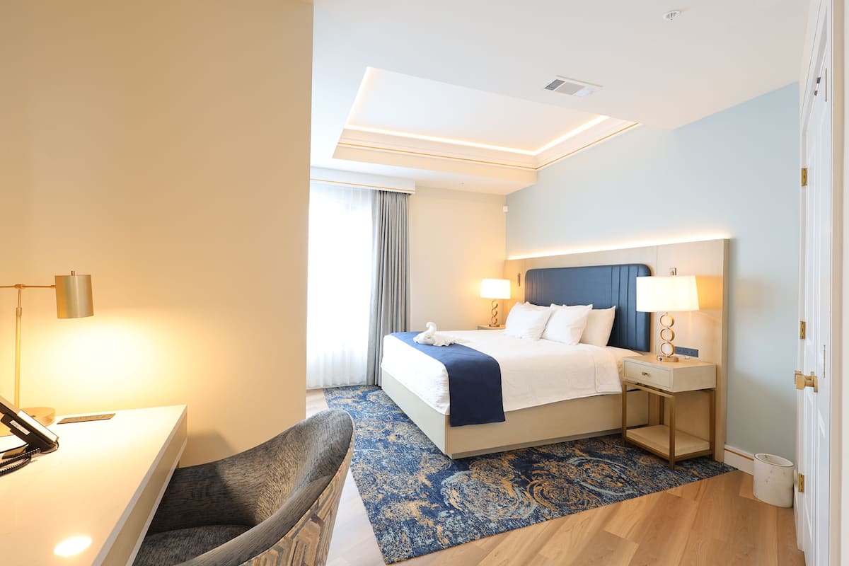 Premium Room, 1 King Bed | 1 bedroom, premium bedding, in-room safe, blackout curtains