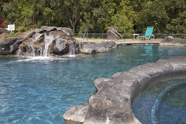 2 piscines a l'aire lliure