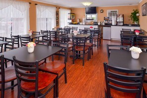 Breakfast area - Rodeway Inn Orleans - Cape Cod (Orleans)