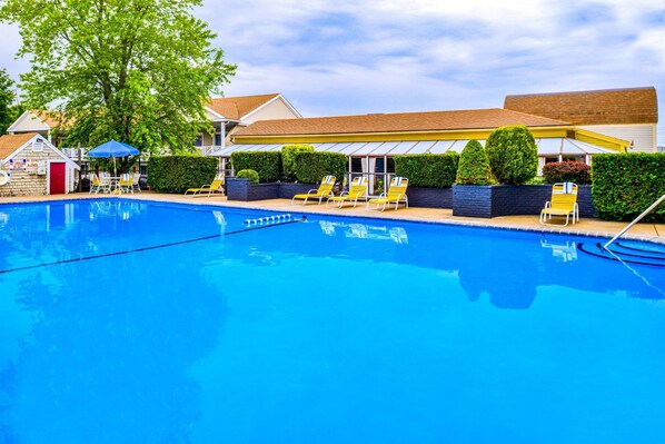 Una piscina al aire libre de temporada