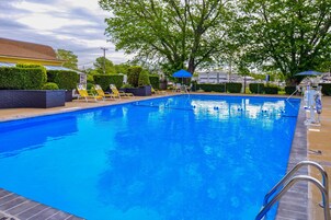 Una piscina al aire libre de temporada