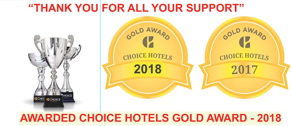 Två guldutmärkelser för Choice Hotels, från 2017 och 2018, samt en pokal.