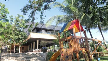 Lasten leikkialue ulkona