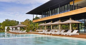2 piscines extérieures