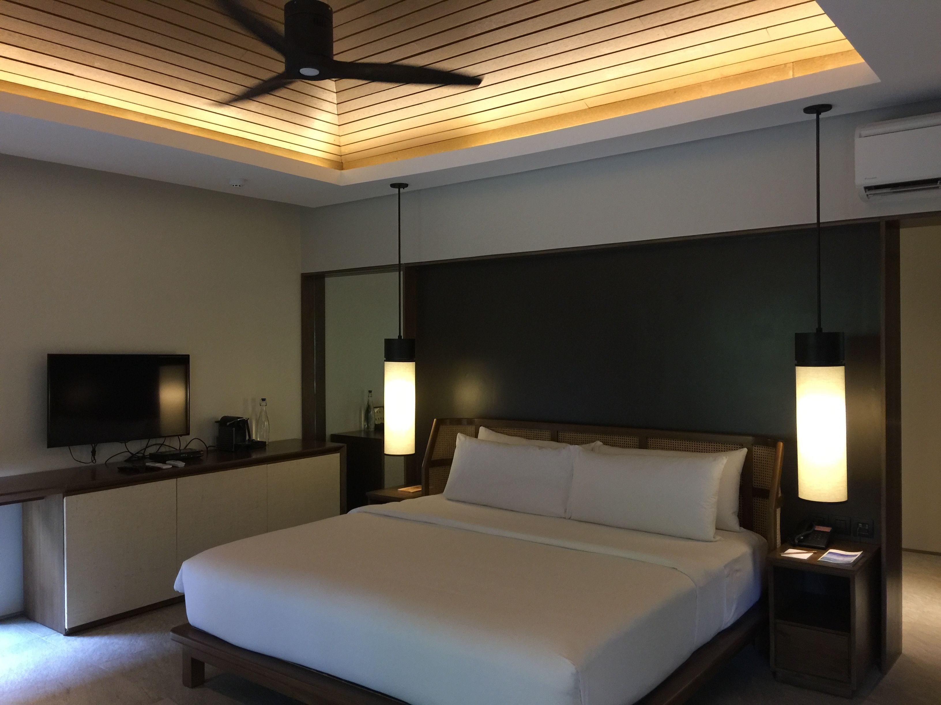 1 多间卧室、高档床上用品、羽绒被、客房内保险箱