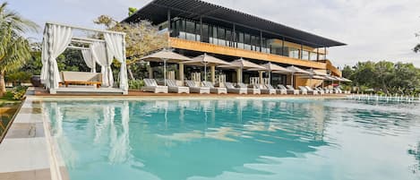 2 outdoor pools