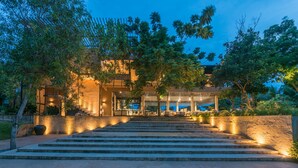 Un edificio con una escalera que conduce a una zona cubierta con asientos.