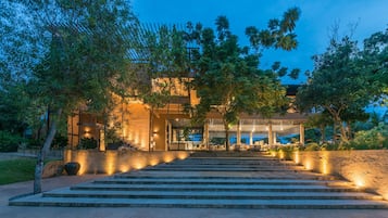 Se sirven desayunos y cocina internacional, junto a la piscina