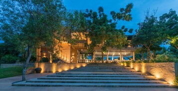 Se sirven desayunos y cocina internacional, junto a la piscina 