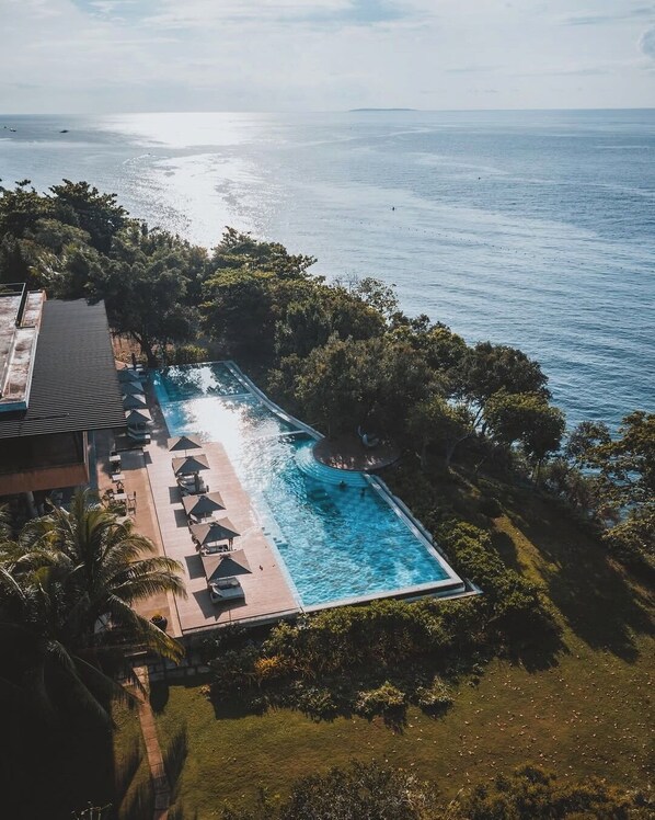 2 piscines extérieures