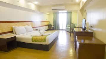 Studio, 1 King Bed | In-room safe, rollaway beds