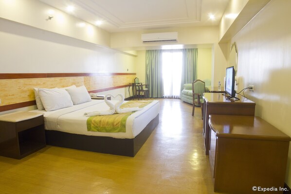 Studio, 1 King Bed | In-room safe, rollaway beds